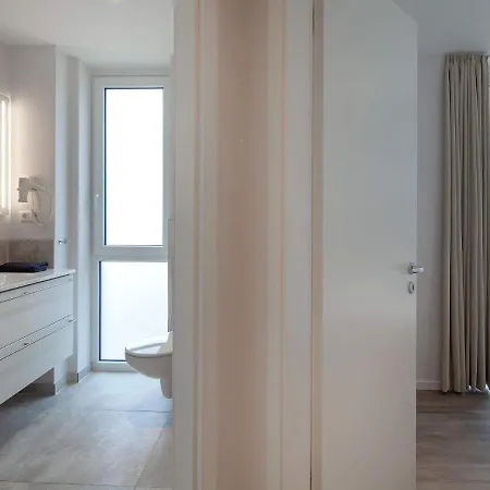 Cozy Modern With Sea Views דירה *