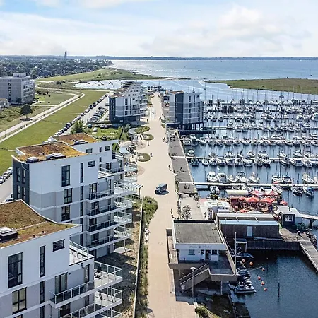 Cozy Modern With Sea Views דירה *